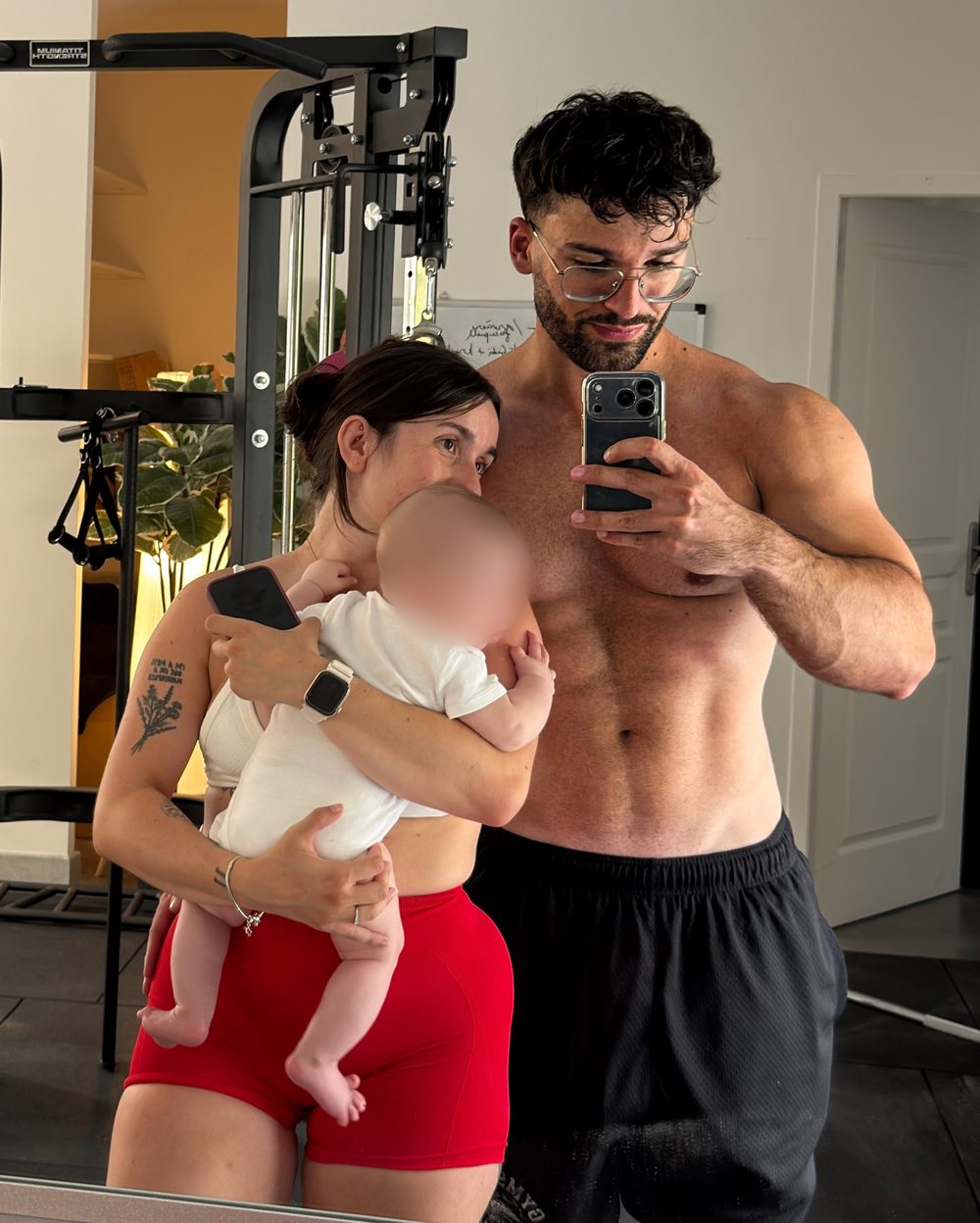 Kénan avec sa femme et son fils dans leur home gym